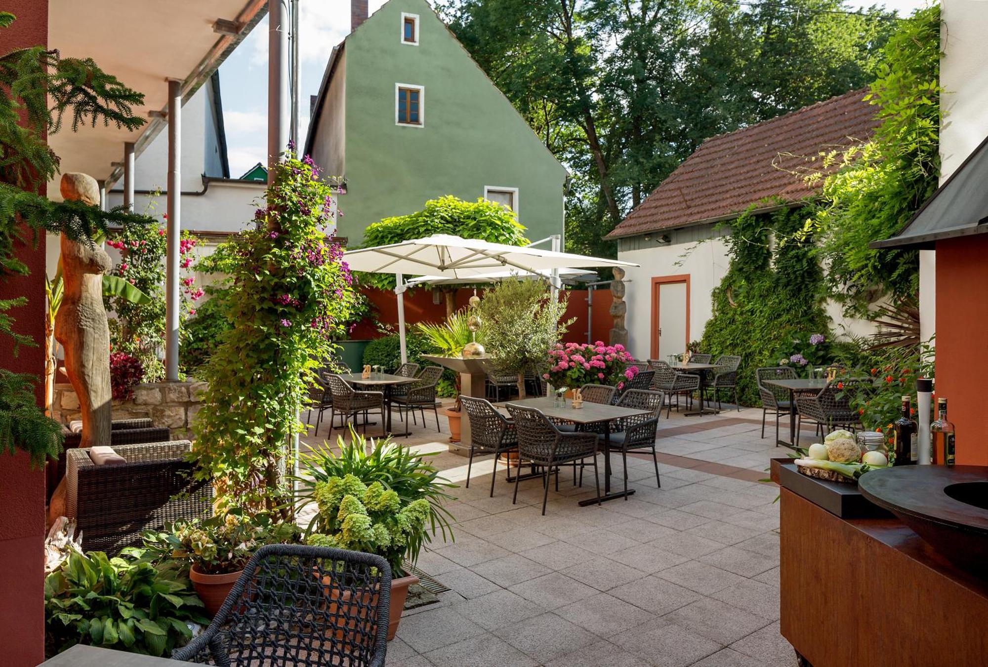 Wirtshaus & Hotel Goldener Greif Edelsfeld Exteriör bild