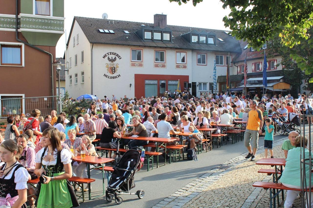 Wirtshaus & Hotel Goldener Greif Edelsfeld Exteriör bild
